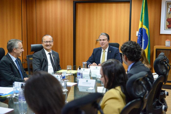 Em Brasília, governador consegue renovação de compromisso para federalização da Furb