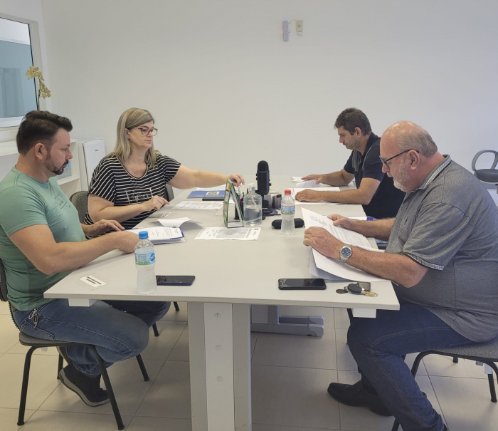 Vereadores que fazem parte da Comissão de Orçamento, Finanças e Contas Públicas se reúnem