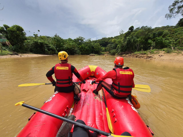 Buscas por criança desaparecida continuam nesta terça