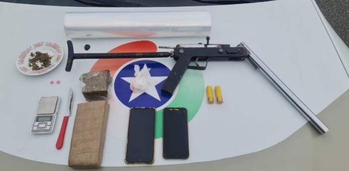 Cheiro 'entrega' durante blitz e polícia prende dupla por tráfico de drogas