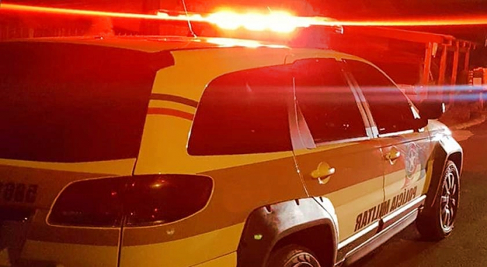 Marido agride esposa em frente aos filhos do casal