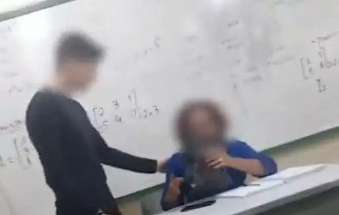Aluno dá esponja de aço para professora negra