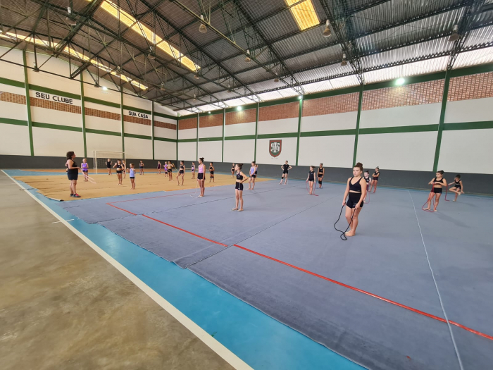 Equipe de Ginástica recebe treinamento de treinadora e ex-ginasta da Bulgária