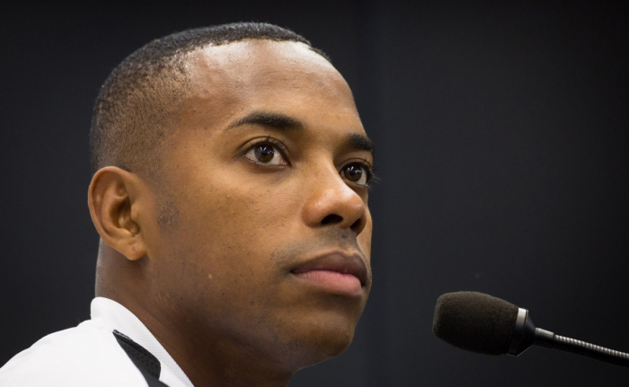 Defesa de Robinho entrega passaporte ao STJ