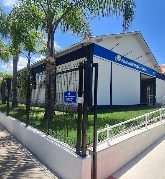 INSS precisa de recursos para reduzir filas, diz Carlos Lupi