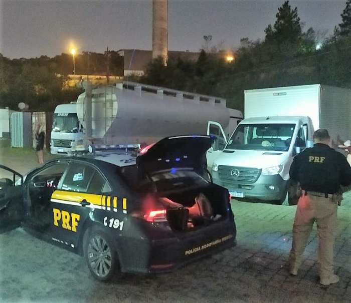 PRF localiza camarão argentino contrabandeado em furgão com placas clonadas