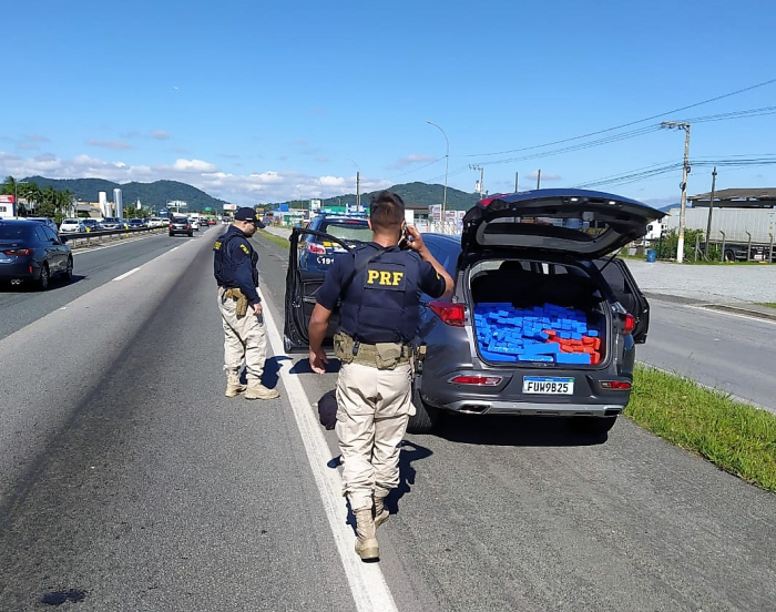 382 quilos de maconha são localizados em veículo clonado na BR-101