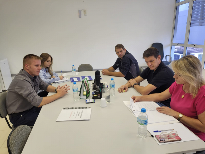 Vereadores integrantes da Comissão de Orçamento, Finanças e Contas Públicas se reúnem