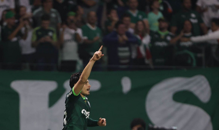 Palmeiras goleia Grêmio para dormir na liderança do Brasileirão