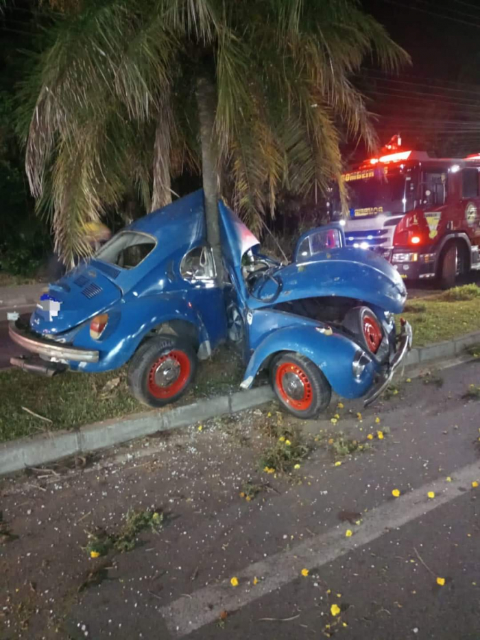 Fusca quase parte ao meio após se chocar gravemente contra árvore