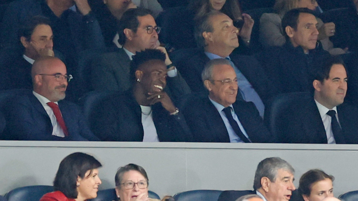 Vinicius Júnior recebe apoio durante jogo do Real Madrid