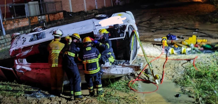 Kombi capota na BR-470 e 4 pessoas ficam feridas