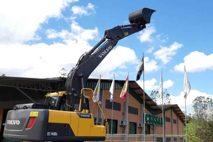 Ceesam adquire nova Escavadeira Hidráulica