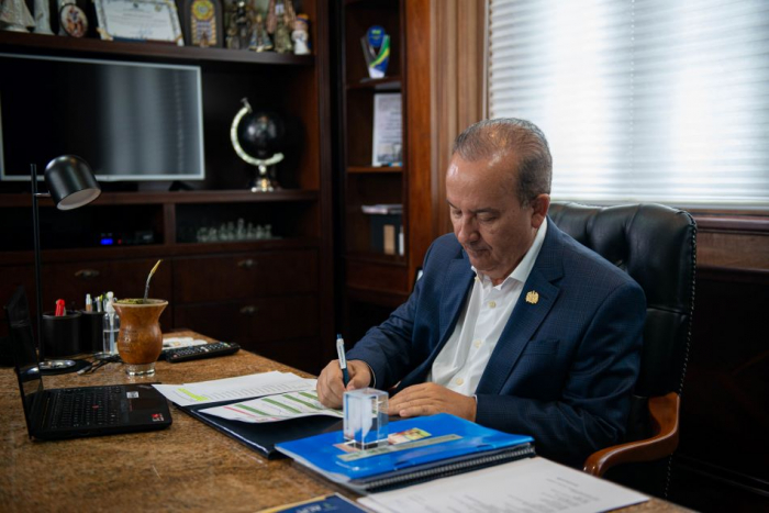 Governador anuncia antecipação de metade do 13º salário dos servidores públicos