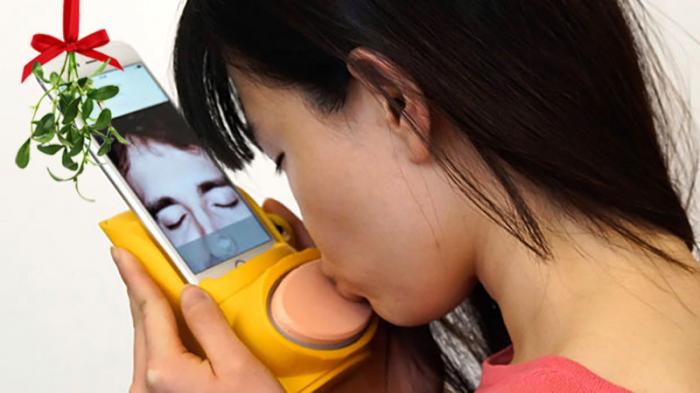 Aparelho permite beijo na boca à distância através de celular