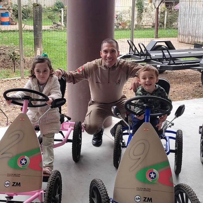 Crianças visitam o quartel da Polícia Militar de Timbó