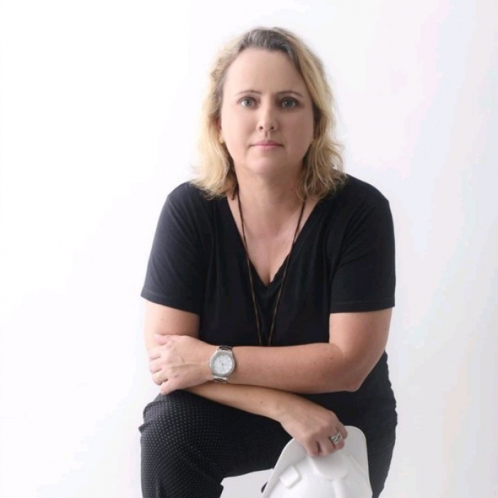 Janete Krueger celebra 21 anos de arquitetura ampliando presença no litoral