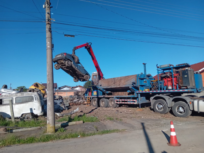 Polícia Civil de Santa Catarina faz o amassamento de 400 veículos apreendidos