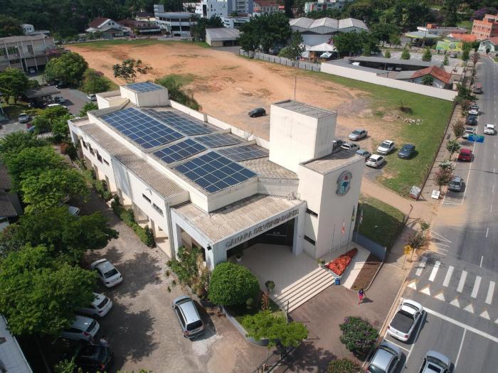 Câmara de Indaial inaugura sistema de energia solar