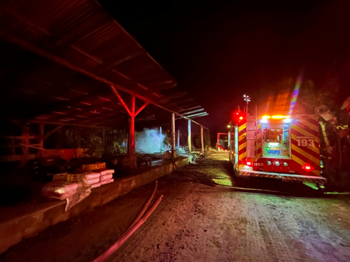 Incêndio em galpão resulta em prejuízo de R$ 300 mil em Rio dos Cedros