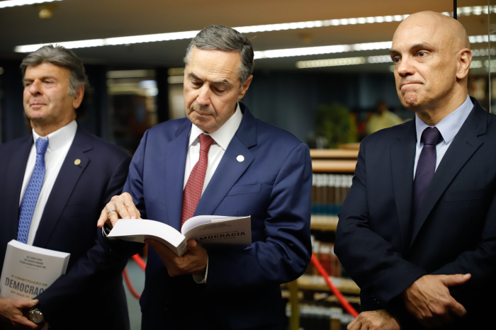 Não é hora de mexer no STF, diz Barroso após atos do Congresso