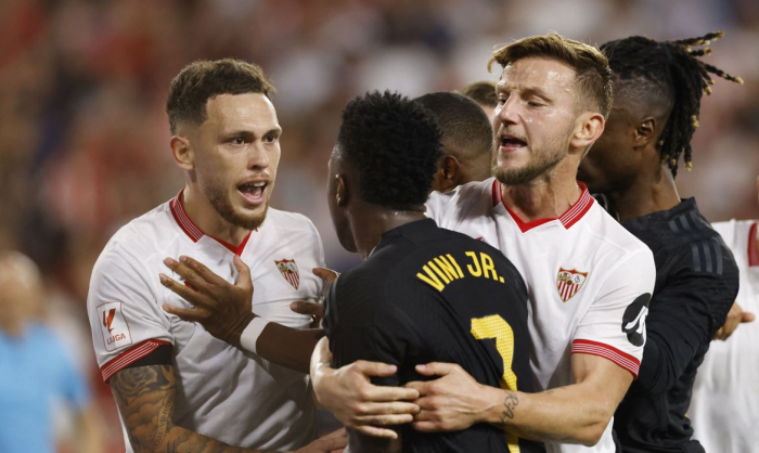 Sevilla expulsa torcedor que cometeu atos racistas em jogo contra Real