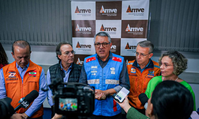 Ministro Alexandre Padilha visita região afetada por chuvas em SC