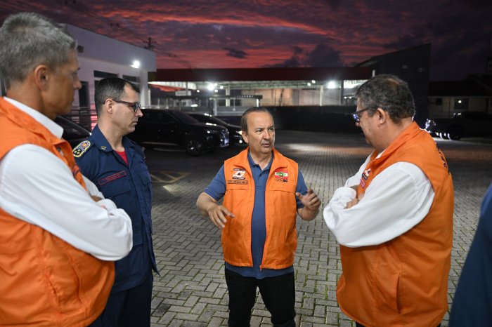 Logo após retorno de missão internacional, governador avalia situação das chuvas em SC na Defesa Civil