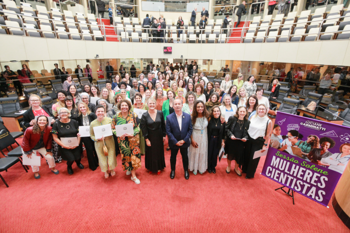 Assembleia homenageia mulheres cientistas que atuam em SC