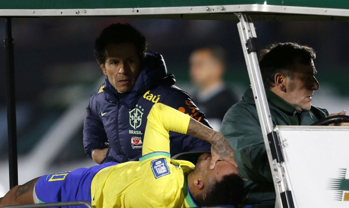 Neymar é submetido a cirurgia no joelho esquerdo