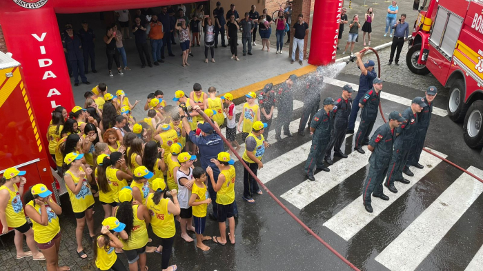 Bombeiros realizam solenidade de promoção e homenagens em Timbó